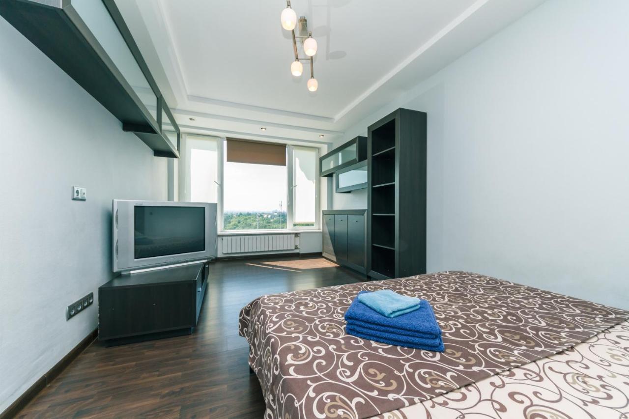 Apartments On Henerala Zhmachenka 基輔 外观 照片